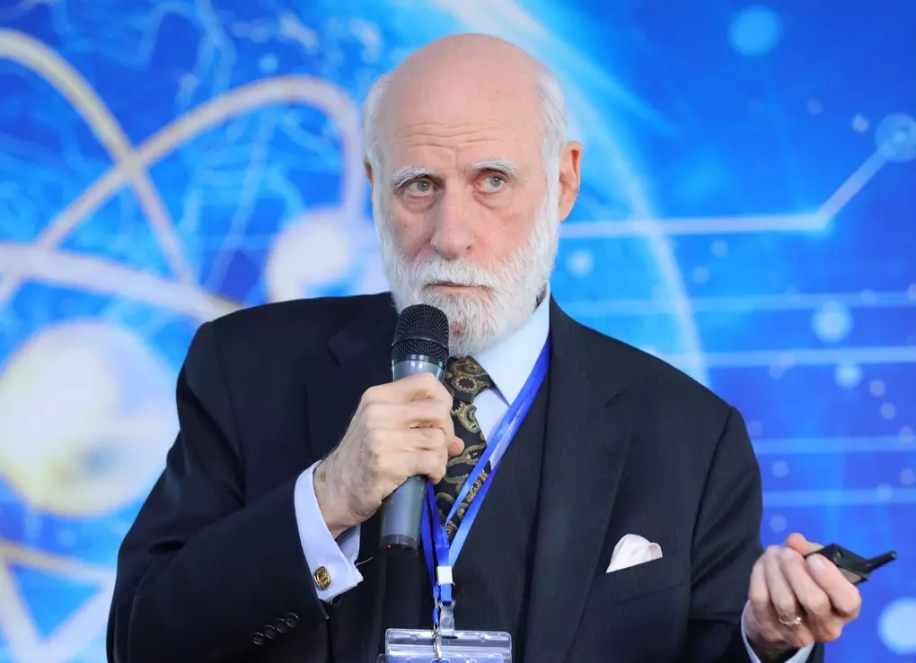 Professor Vinton Gray Cerf during the exchange after the award ceremony on December 21, 2022 in Hanoi. Photo: Phuong Linh