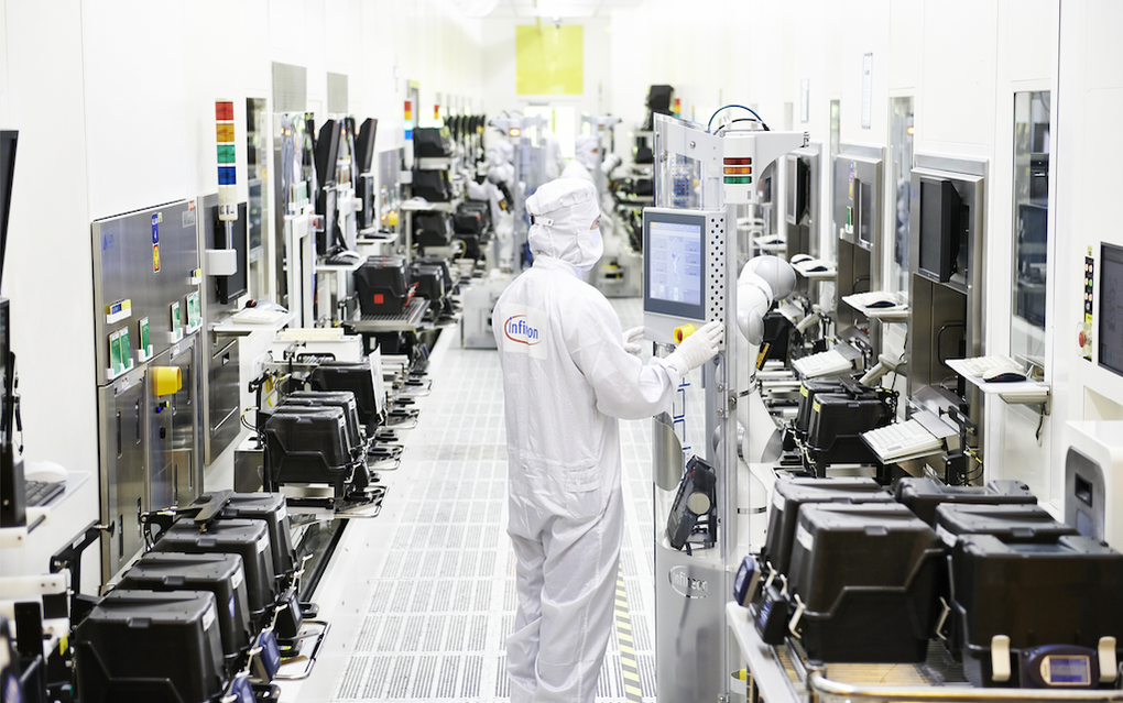 Công nhân bên trong một nhà máy của Infineon Technologies. Ảnh: Infineon Technologies