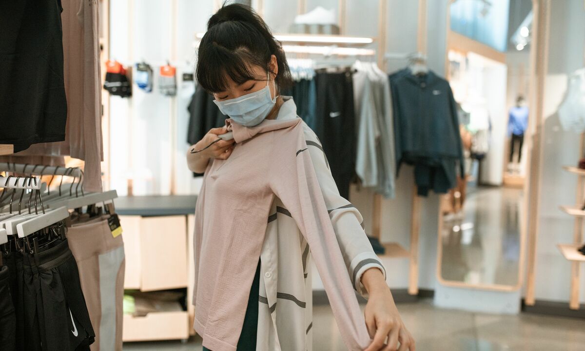 Tôi tiết kiệm 200 K nhờ thử đồ ở shop nhưng về mua online
