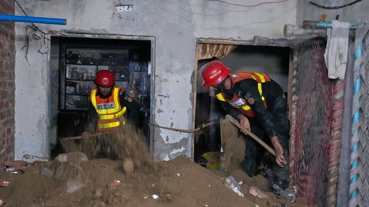 Trung tâm dạy thêm sập mái, 14 học sinh thiệt mạng