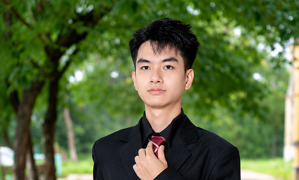 Thủ khoa A00 ở Thanh Hóa thạo cấy lúa, dùng AI luyện thi