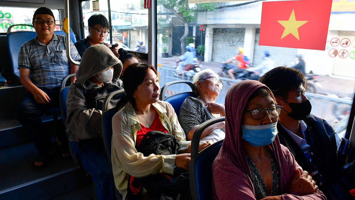 Xe buýt TP HCM đông khách ngày đầu miễn vé