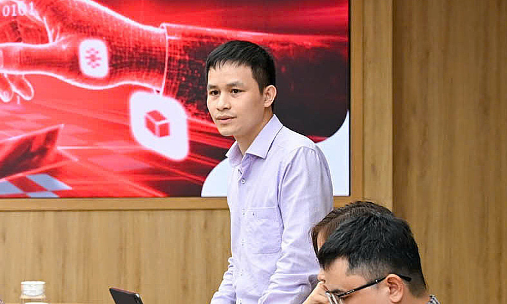 Deputy Head of Viettel Technology Department Bui Truong Vinh shared at the event. Photo: MS
