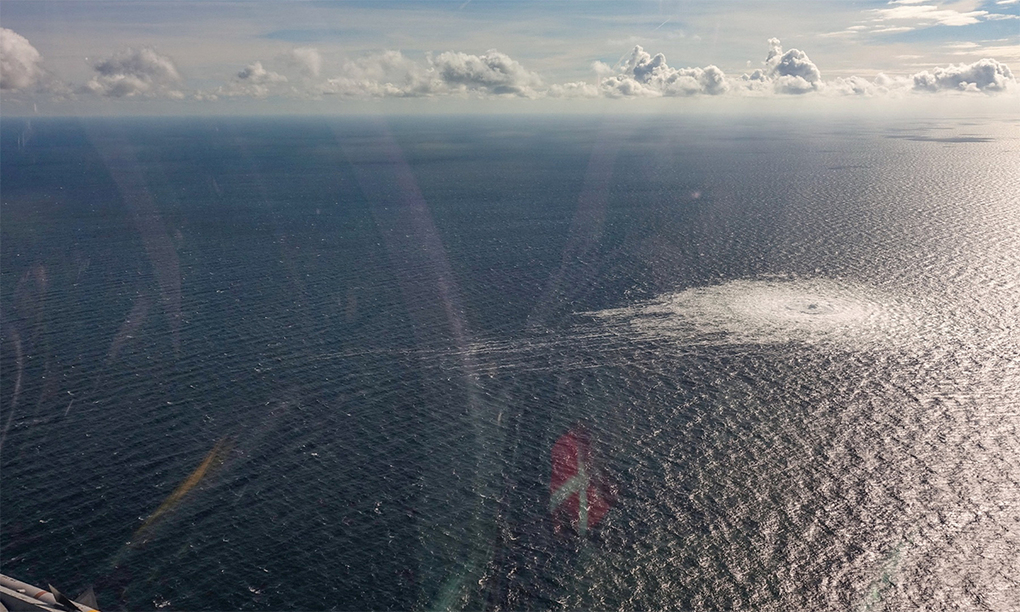 Bong bóng khí rò rỉ từ đường ống Nord Stream 2 nổi lên bề mặt biển Baltic, gần đảo Bornholm của Đan Mạch tháng 9/2022. Ảnh: BQP Đan Mạch