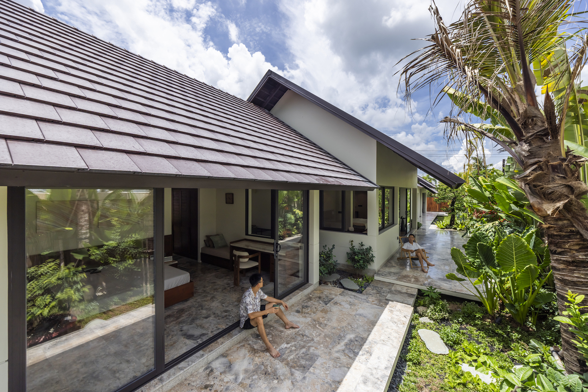 Biệt thự 580 m2 lấy cảm hứng từ nhà bè miền Tây