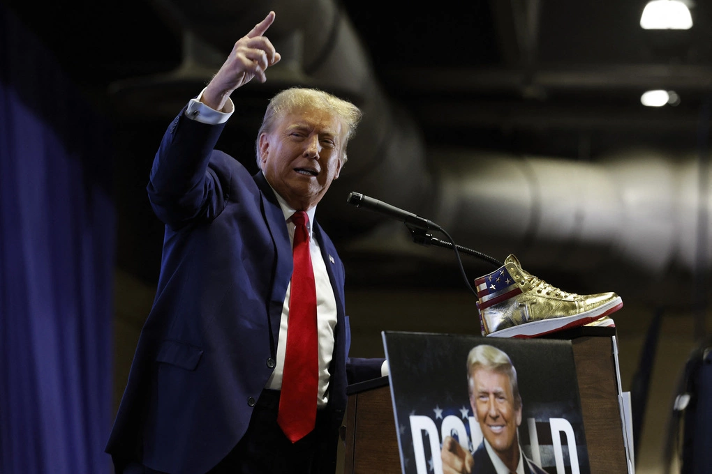 Ông Trump ra mắt mẫu giày mới tại hội chợ giày ở Philadelphia, ngày 17/2/2024. Ảnh: AFP