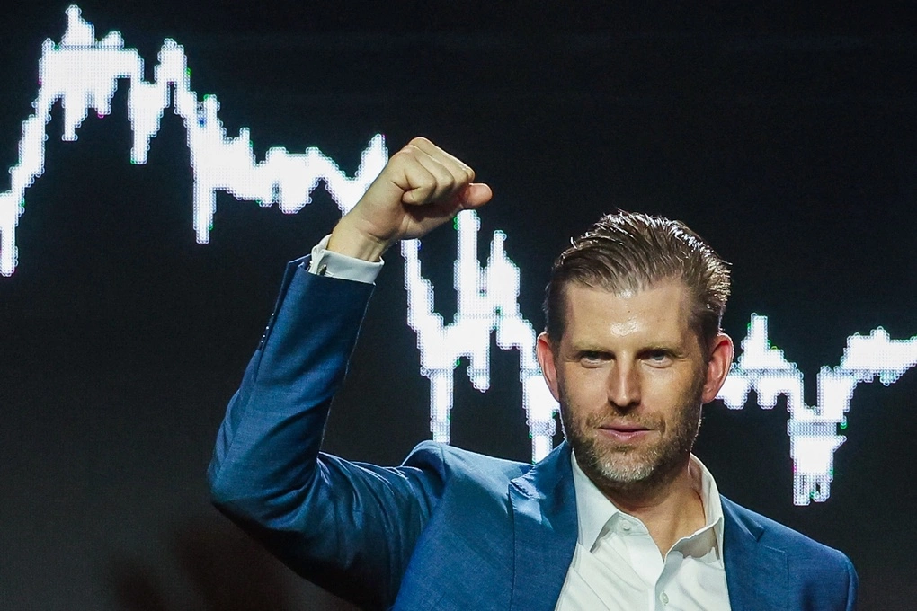 Eric Trump, con trai Tổng thống Donald Trump, phát biểu tại hội nghị bitcoin châu Á ở Hong Kong hồi tháng 8/2025. Ảnh: AFP