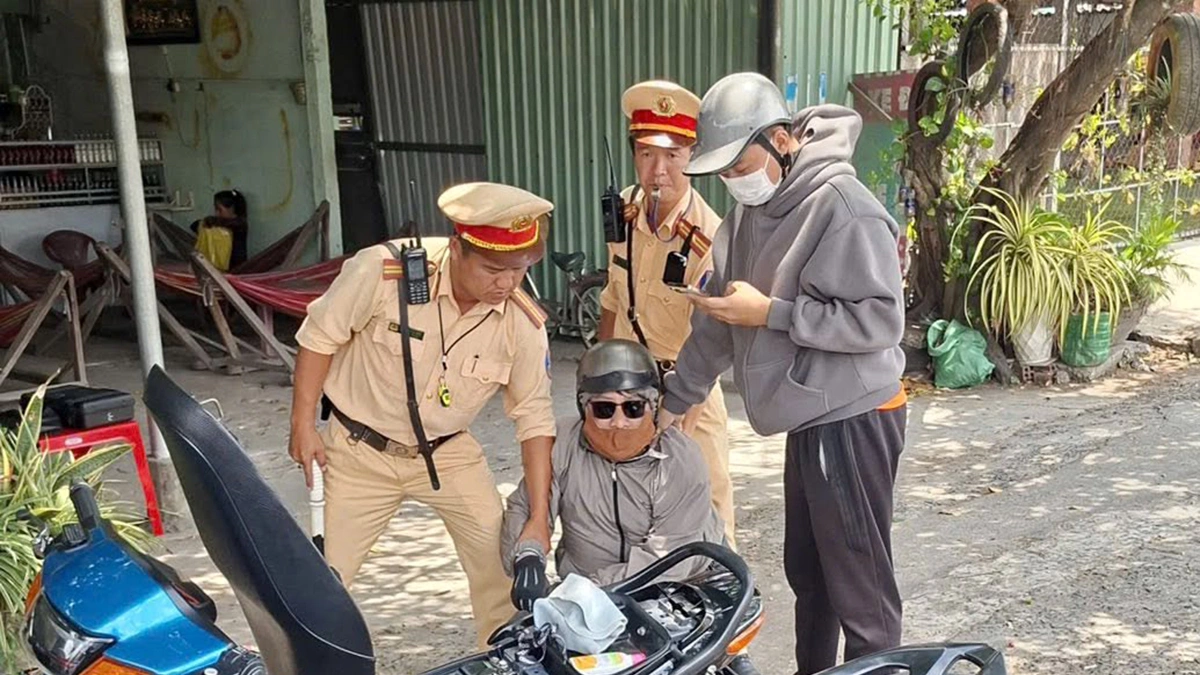 Làm giả vé số trúng thưởng để lừa người bán dạo
