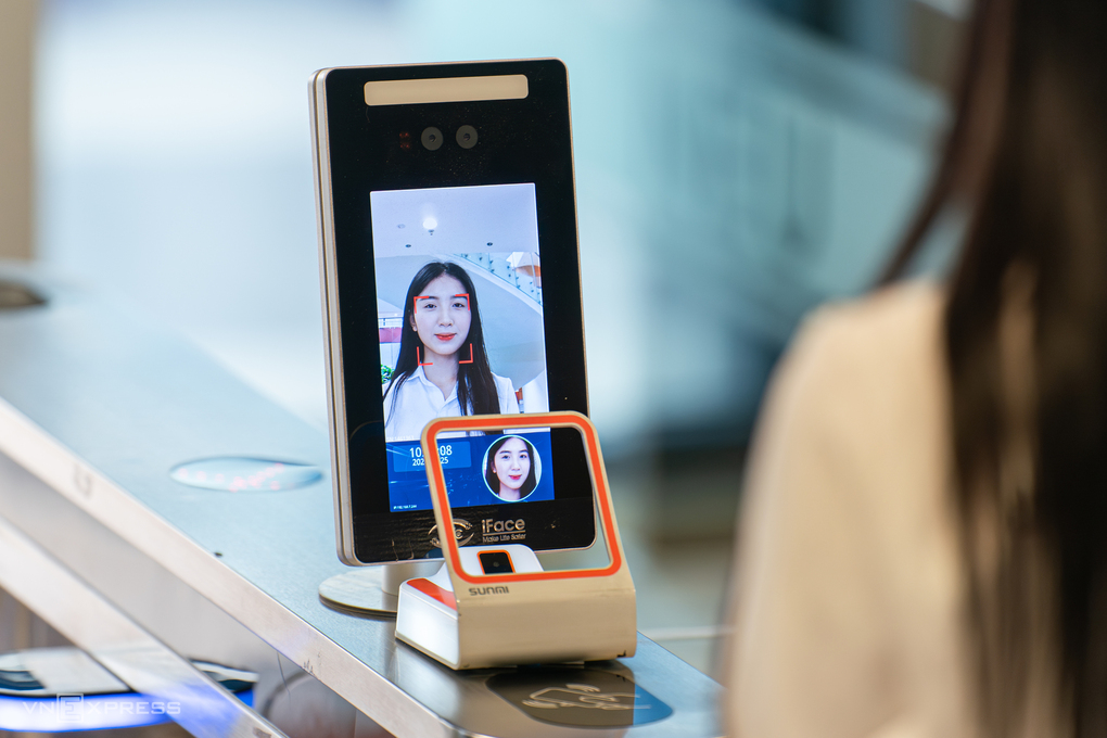 National Economics University students pass through the facial recognition security door system, March 2026. Photo: Hoang Giang