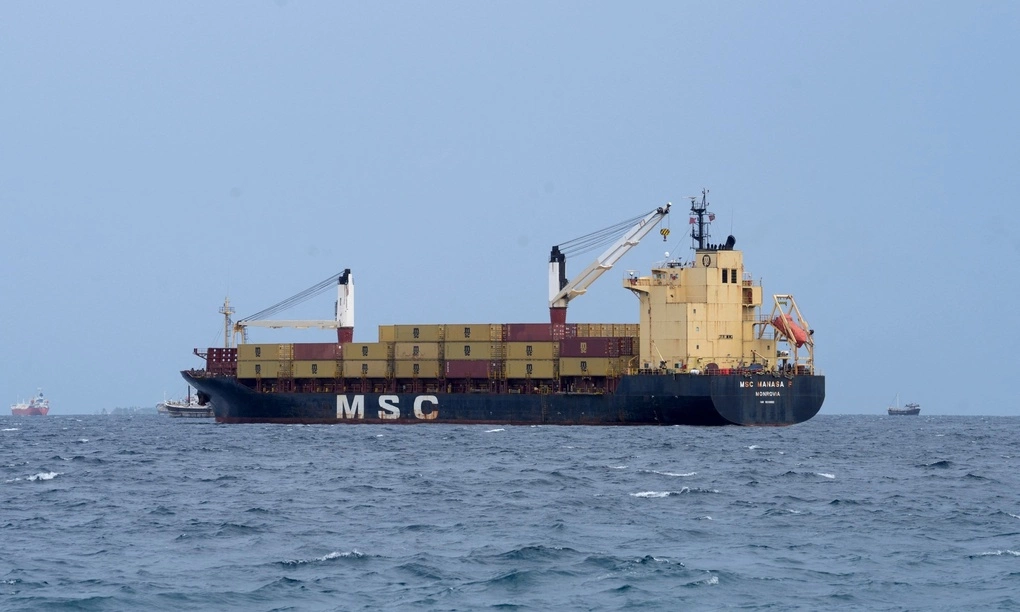 Tàu container MANASA F của công ty MSC neo ngoài khơi vùng biển Male, Maldives, ngày 21/5. Ảnh: Reuters