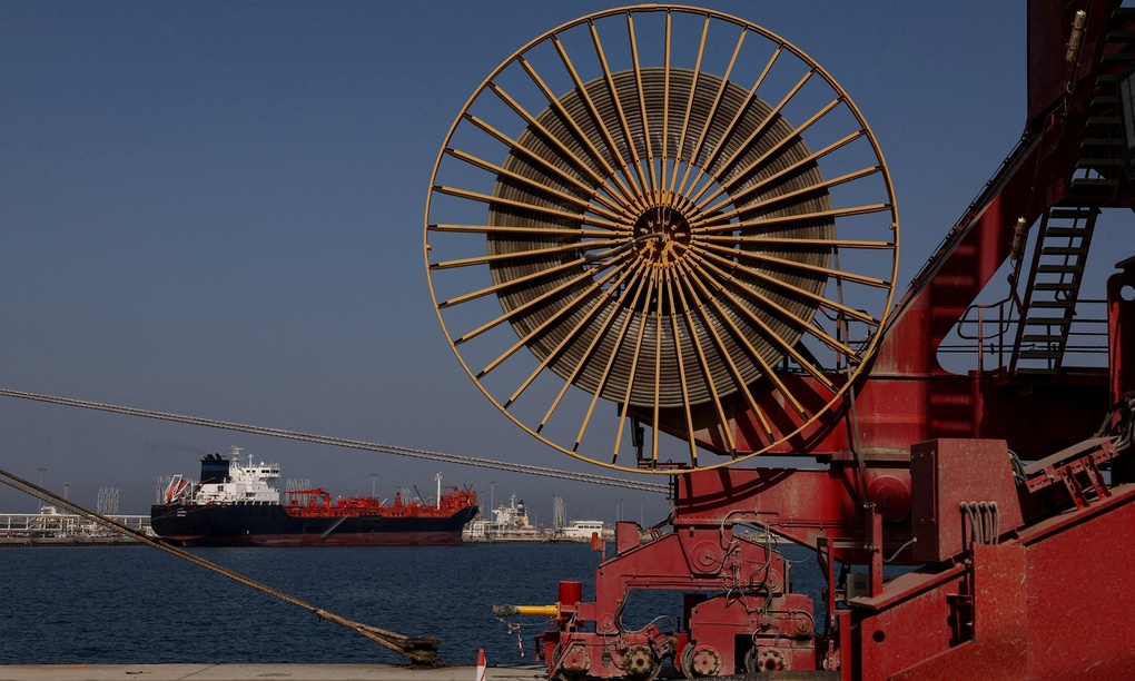 Một tàu chở dầu neo đậu tại cảng Fujairah, UAE, nằm phía ngoài eo biển Hormuz, hôm 6/5. Ảnh: Reuters