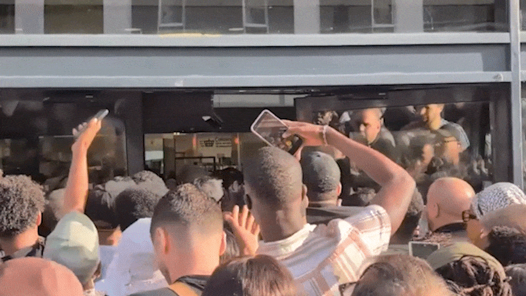 Tranh nhau mua quạt trong siêu thị ở Pháp