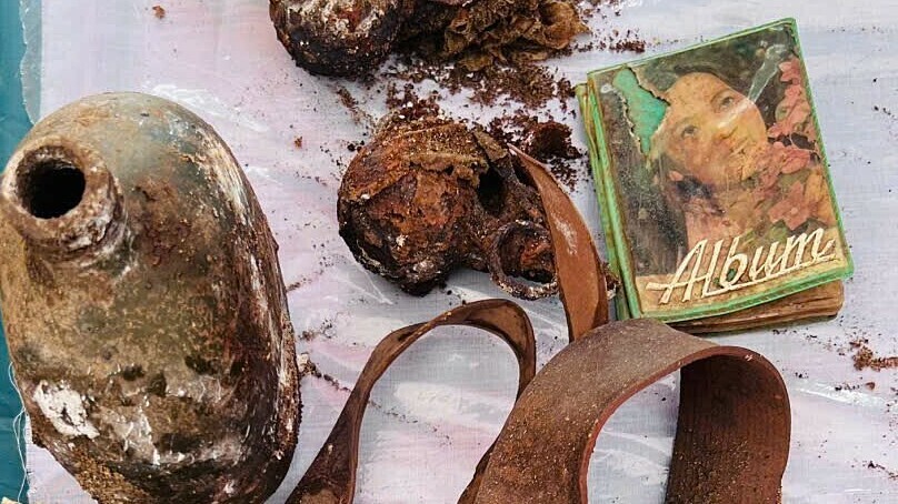 Album ảnh, bình tông trong mộ liệt sĩ khuyết danh