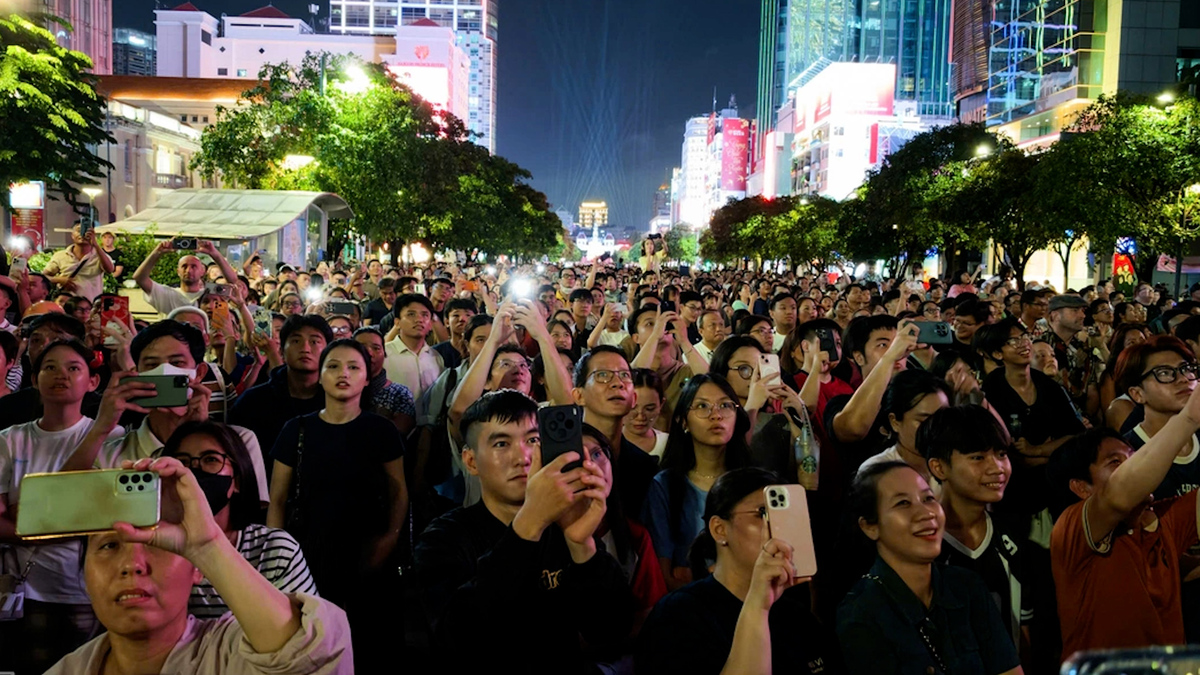 Bờ sông Sài Gòn kín người xem pháo hoa tầm cao 15 phút