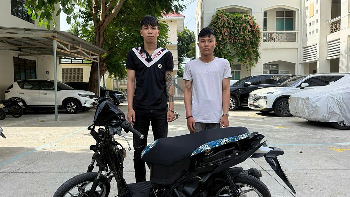 Hai gã lang thang chuyên 'lục lọi' ôtô đậu ven đường ở Đà Nẵng