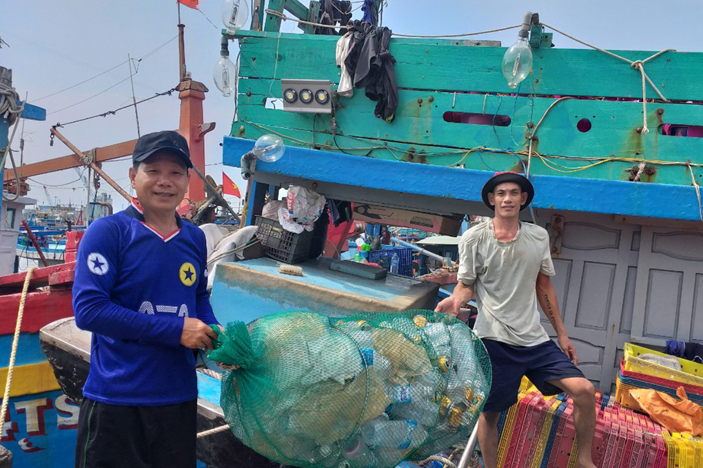 Fishermen collect plastic waste at sea. Photo: Ai Trinh