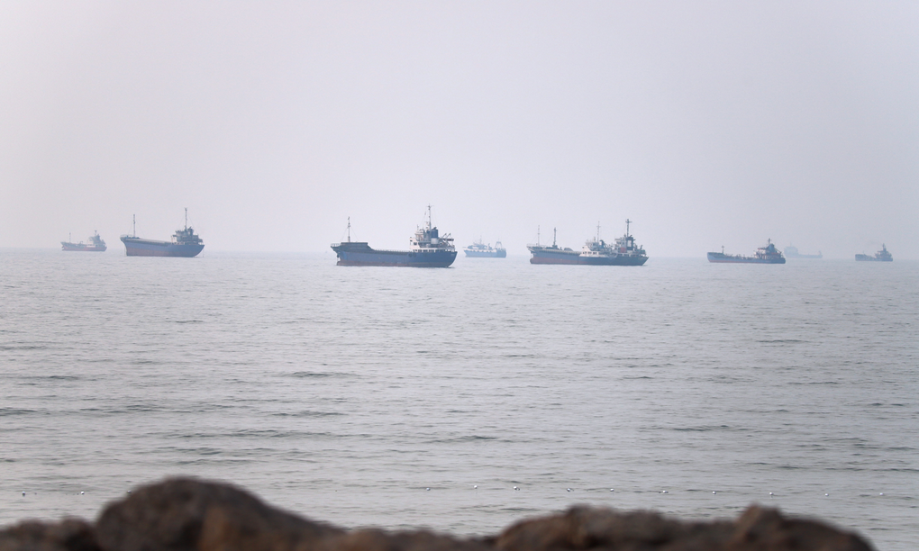 Tàu hàng ở eo biển Hormuz hôm 30/6. Ảnh: AP
