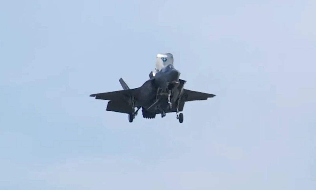 Tiêm kích F-35B Mỹ biểu diễn bay treo tại chỗ