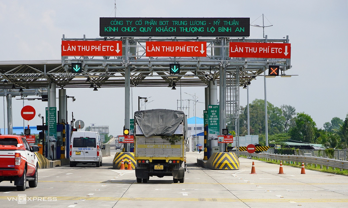 Lùi xe tại trạm thu phí trên cao tốc để xử lý sự cố có bị phạt nguội?