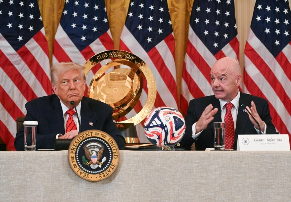 Tổng thống Donald Trump (trái) và Chủ tịch FIFA Gianni Infantino tại Nhà Trắng ngày 6/5/2024. Ảnh: AFP