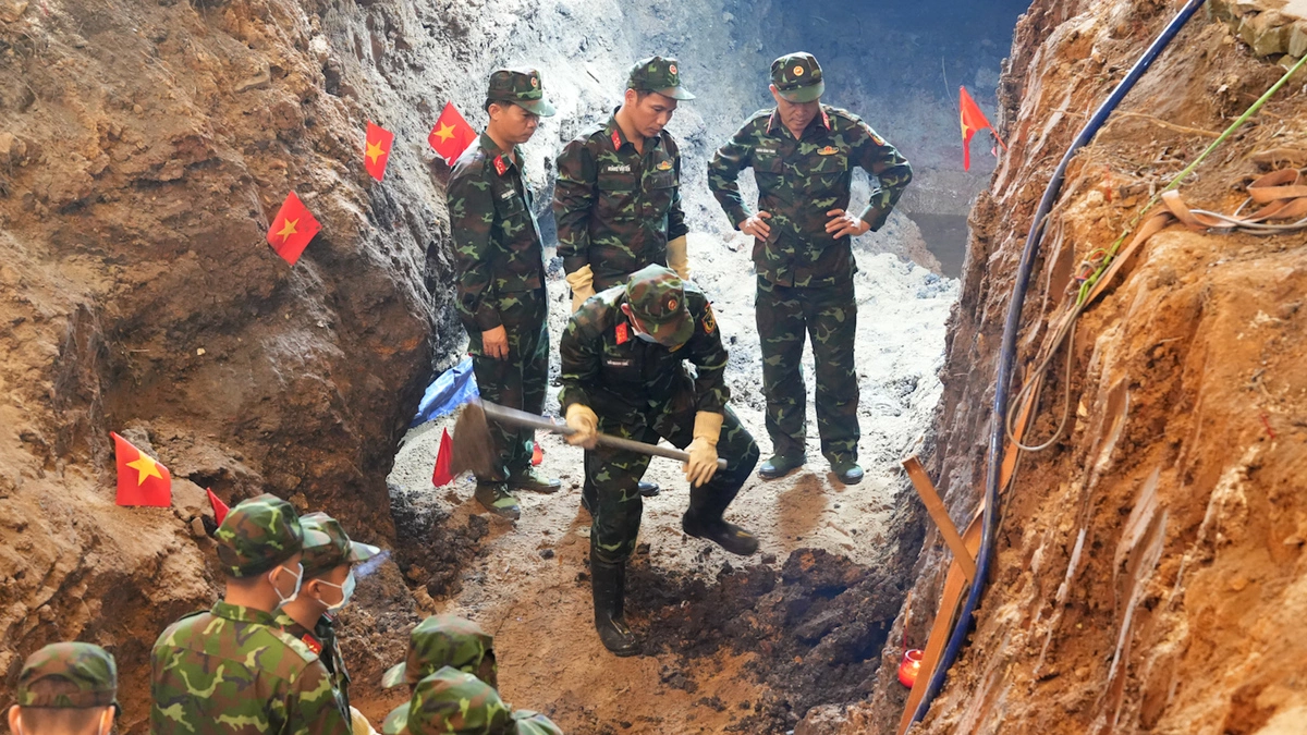 Bên trong hố chôn vừa tìm thấy 7 hài cốt liệt sĩ ở công viên Lê Thị Riêng