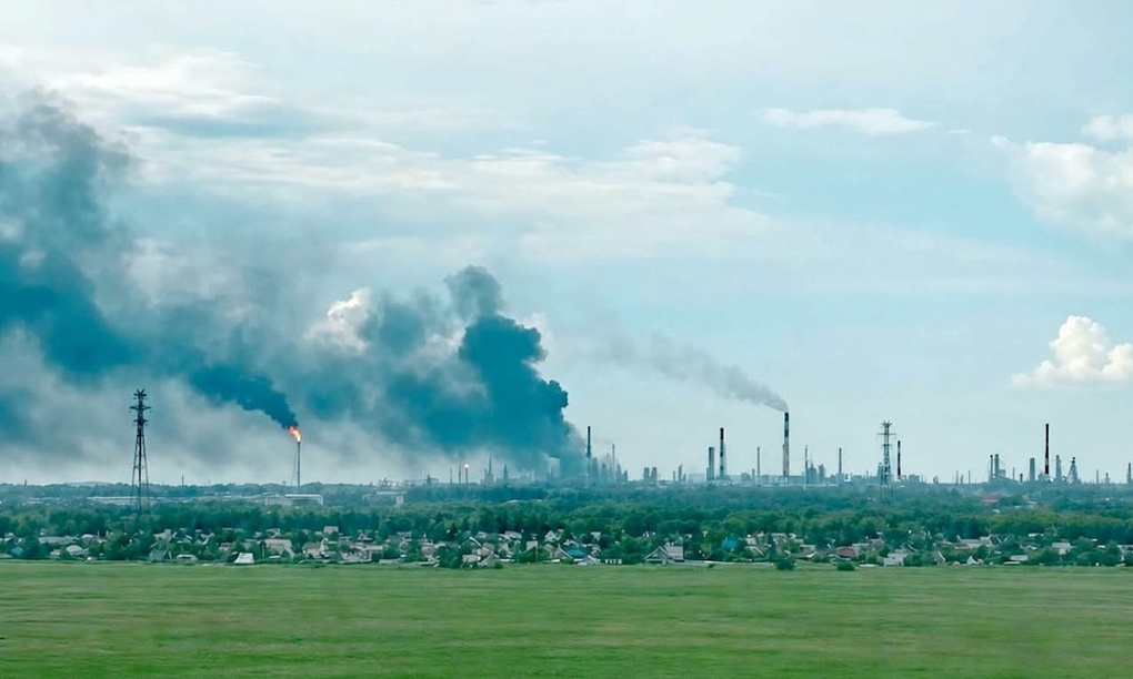Khói đen bốc lên tại nhà máy lọc dầu Omsk ngày 6/7. Ảnh: Moscow Times