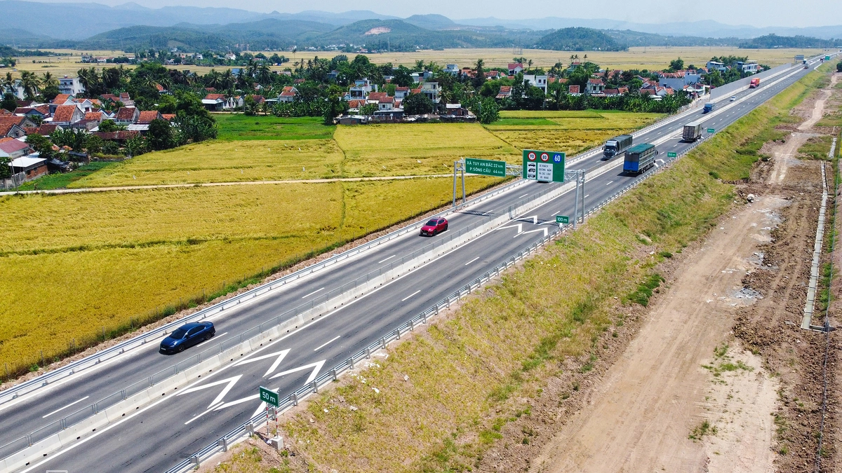 Đóng 23 km cao tốc Chí Thạnh - Vân Phong trong hai ngày