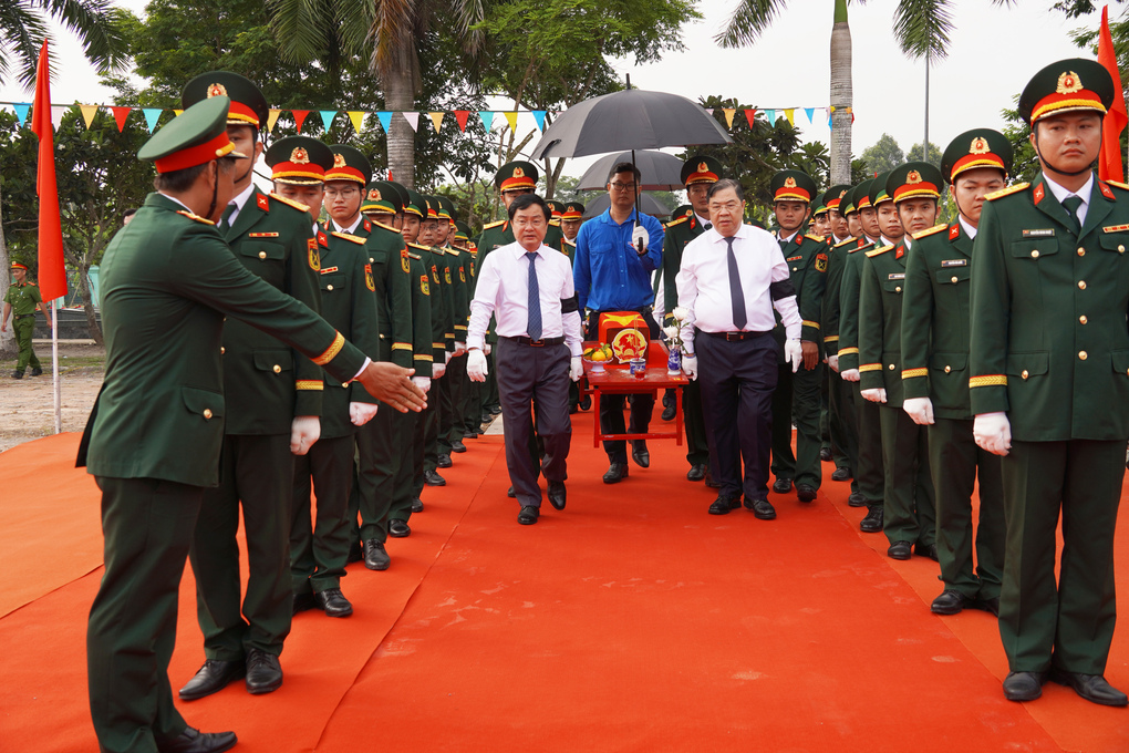 Phó Thủ tướng Thường trực Phạm Gia Túc (phải) cùng Bí thư Tỉnh ủy Tây Ninh - Nguyễn Văn Quyết đón các liệt sĩ đến nghĩa trang. Ảnh: Hoàng Nam