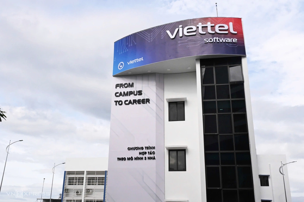 Part of the lab cooperates with businesses - the result of the three-house cooperation model at ICTU. Photo: Trong Dat