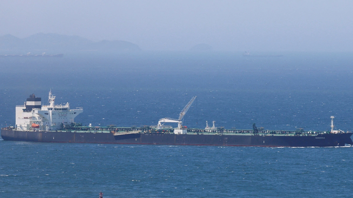 Tàu dầu bốc cháy gần Hormuz, có thể do trúng tên lửa Iran