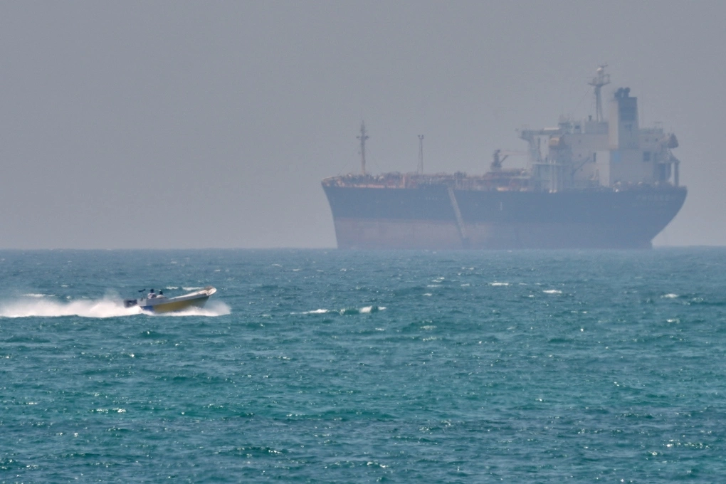 Tàu dầu thả neo gần đảo Qeshm của Iran, khu vực eo biển Hormuz, ngày 18/4. Ảnh: AP