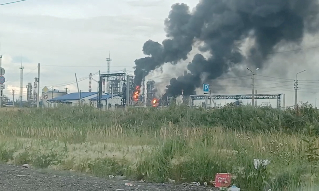 Hỏa hoạn tại nhà máy lọc dầu ở Omsk, Nga hôm 6/7. Ảnh: Reuters