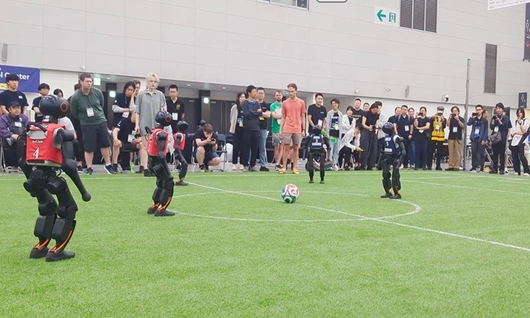 Champion team THU Huoshen uses humanoid robot Booster T1. Photo: RoboCup