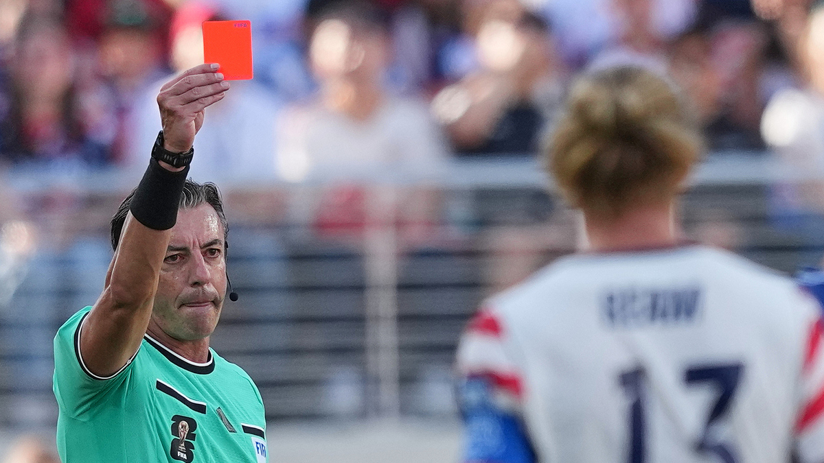 FIFA bênh vực trọng tài trước lời chỉ trích của ông Trump