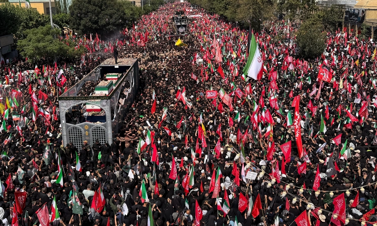 Biển người đưa tiễn cố lãnh tụ Iran