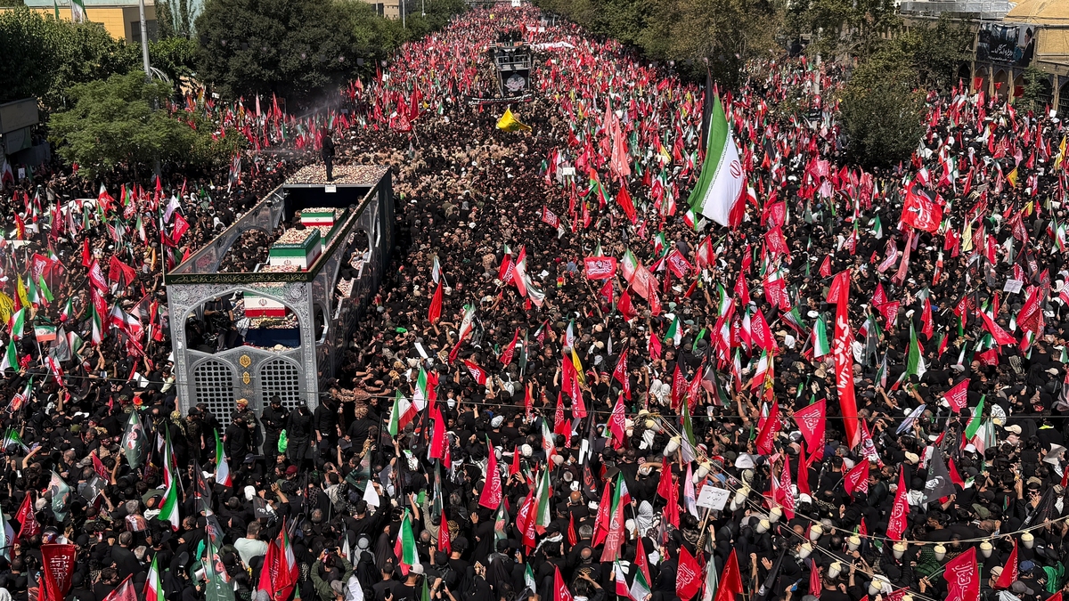 Biển người đưa tiễn cố lãnh tụ Iran