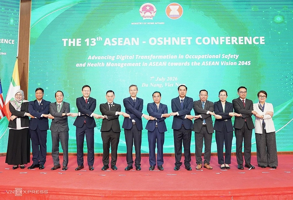 Delegates attending the conference took a group photo. Photo: Nguyen Dong