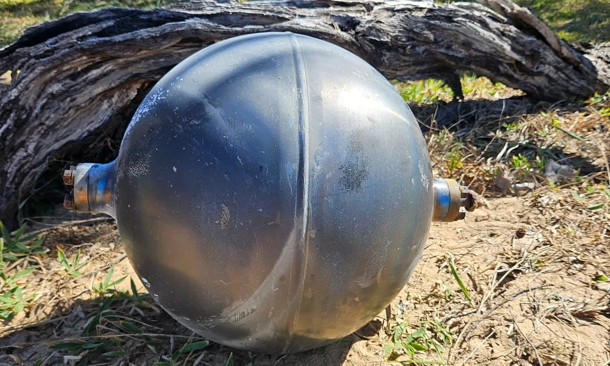 Bãi biển Australia đóng cửa vì 'những quả cầu đen bí ẩn'