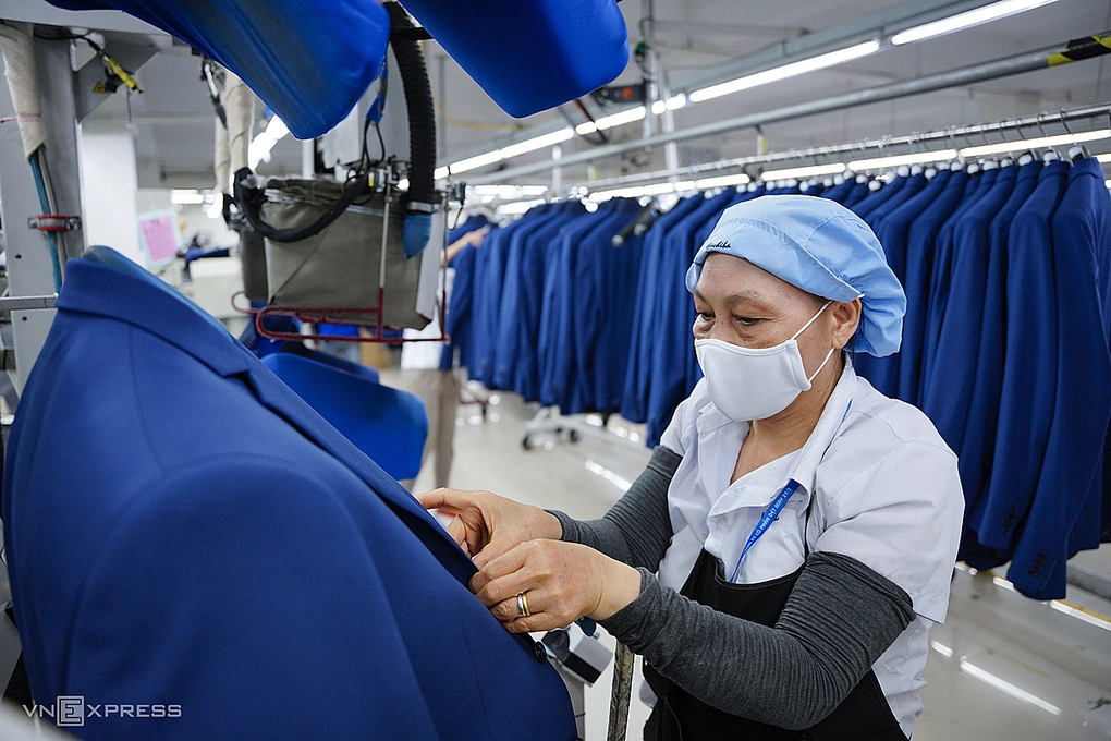 Textile workers during work shift. Photo: Nguyen Dong