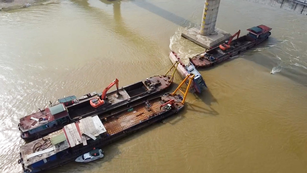 Trục vớt hai tàu hàng chìm trên sông Lô
