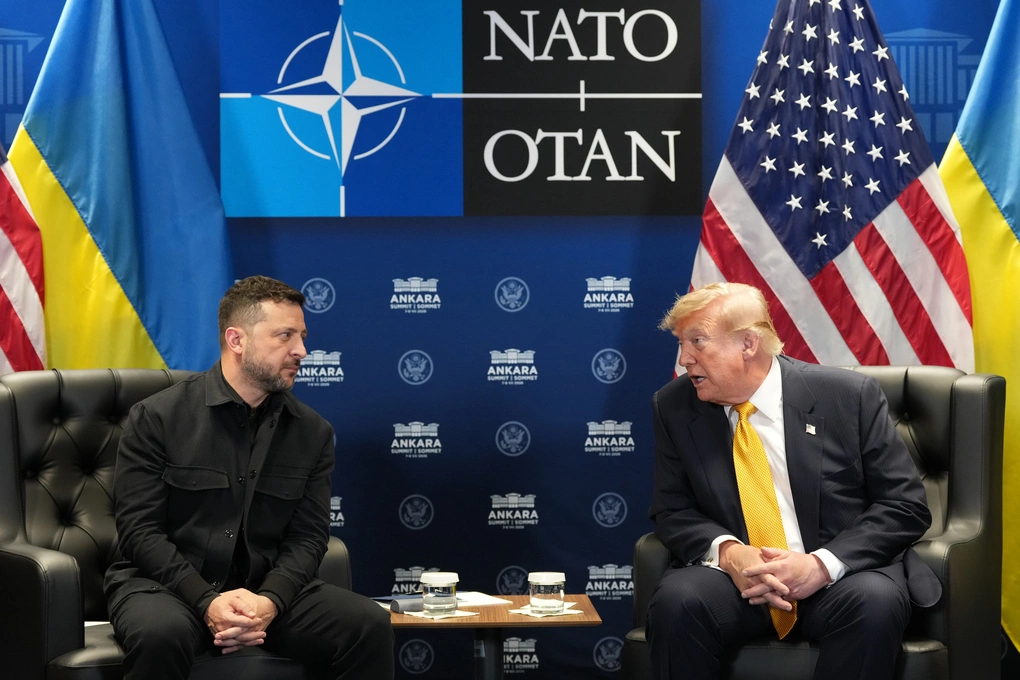 Tổng thống Mỹ Donald Trump (phải) và người đồng cấp Ukraine Volodymyr Zelensky tại Ankara, Thổ Nhĩ Kỳ ngày 8/7. Ảnh: AP