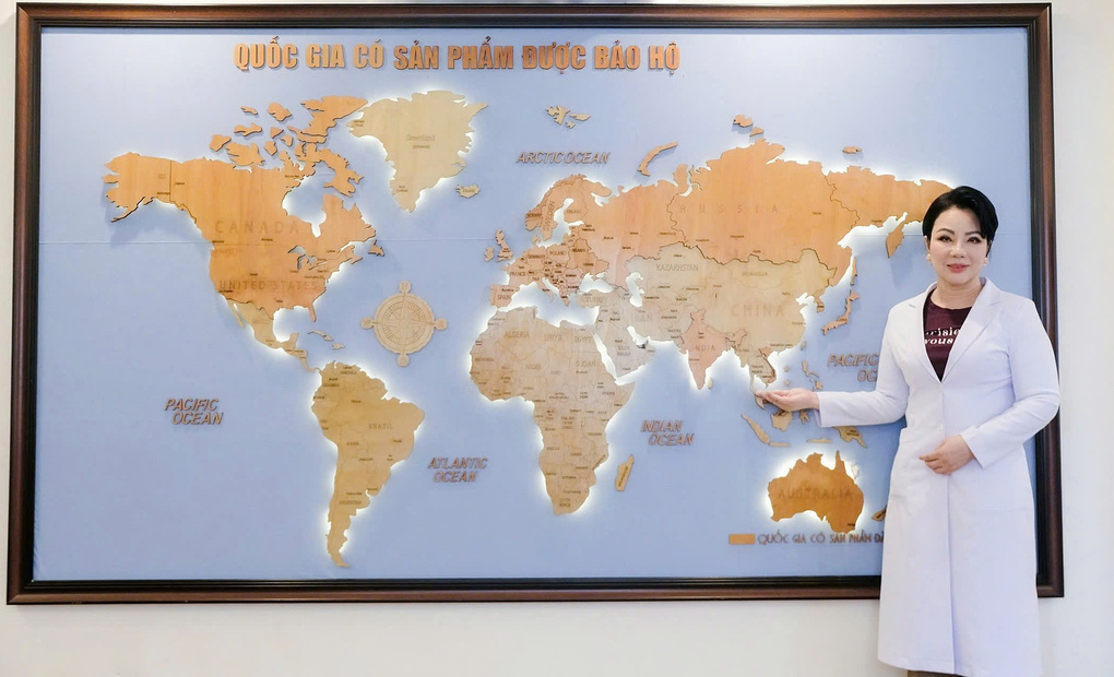 Patent Knight Pham Thi Kim Loan introduces countries that have registered for protection of health care products. Photo: Bao Lam