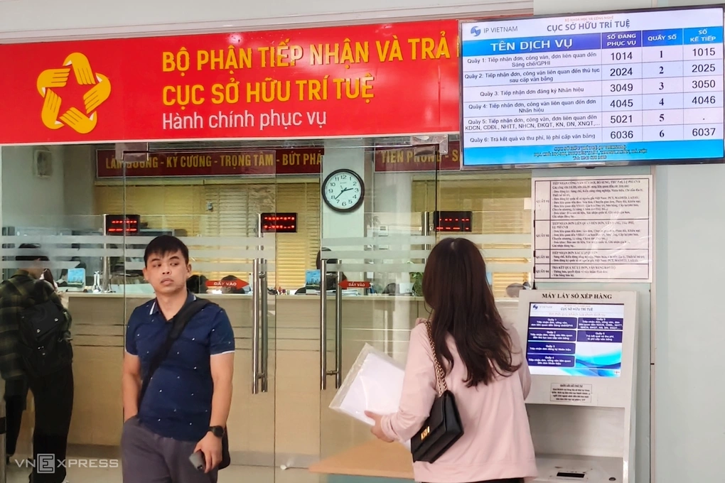 People go to register intellectual property. Photo: Trong Dat