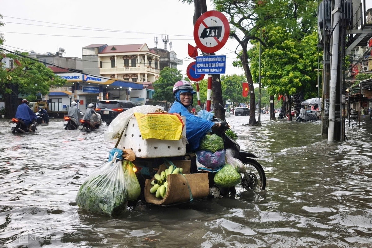 Đường phố Hải Phòng ngập sau mưa lớn