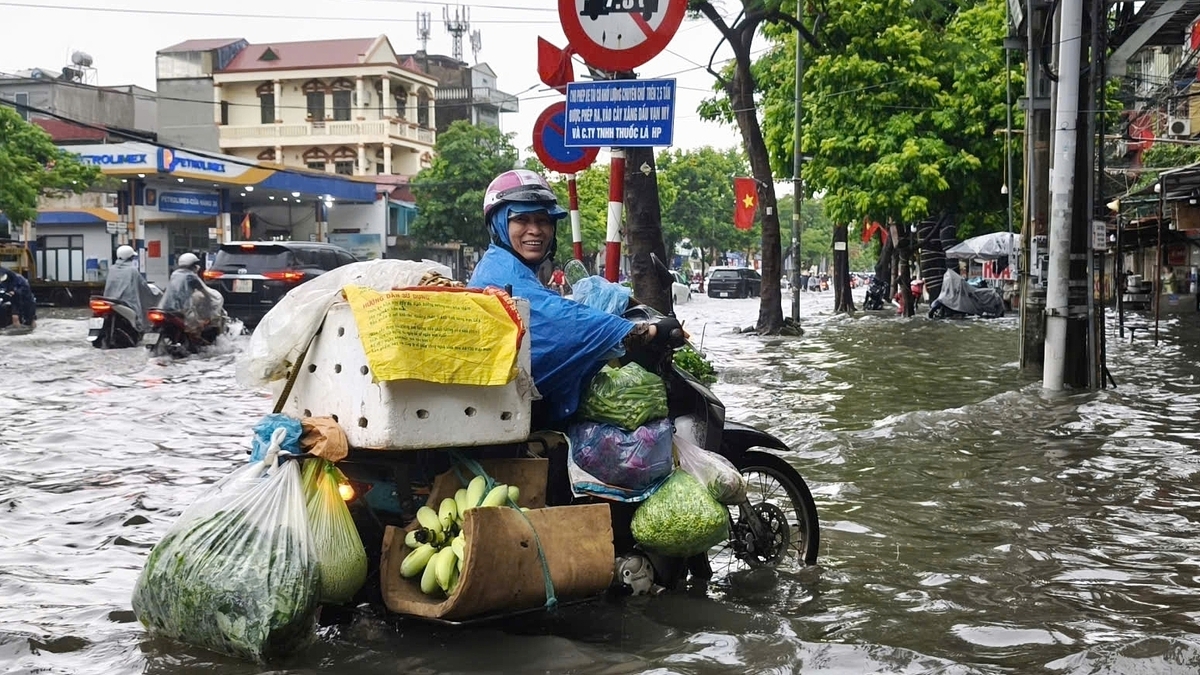 Đường phố Hải Phòng ngập sau mưa lớn