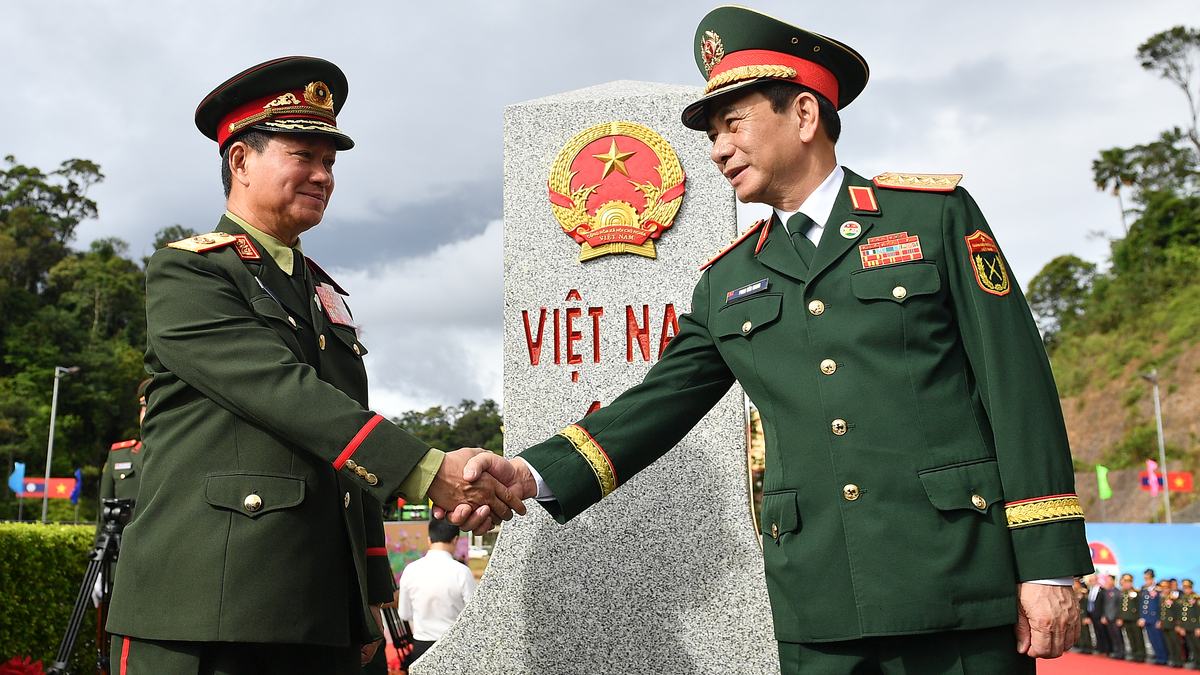 Đại tướng Phan Văn Giang sang Lào giao lưu hữu nghị biên giới