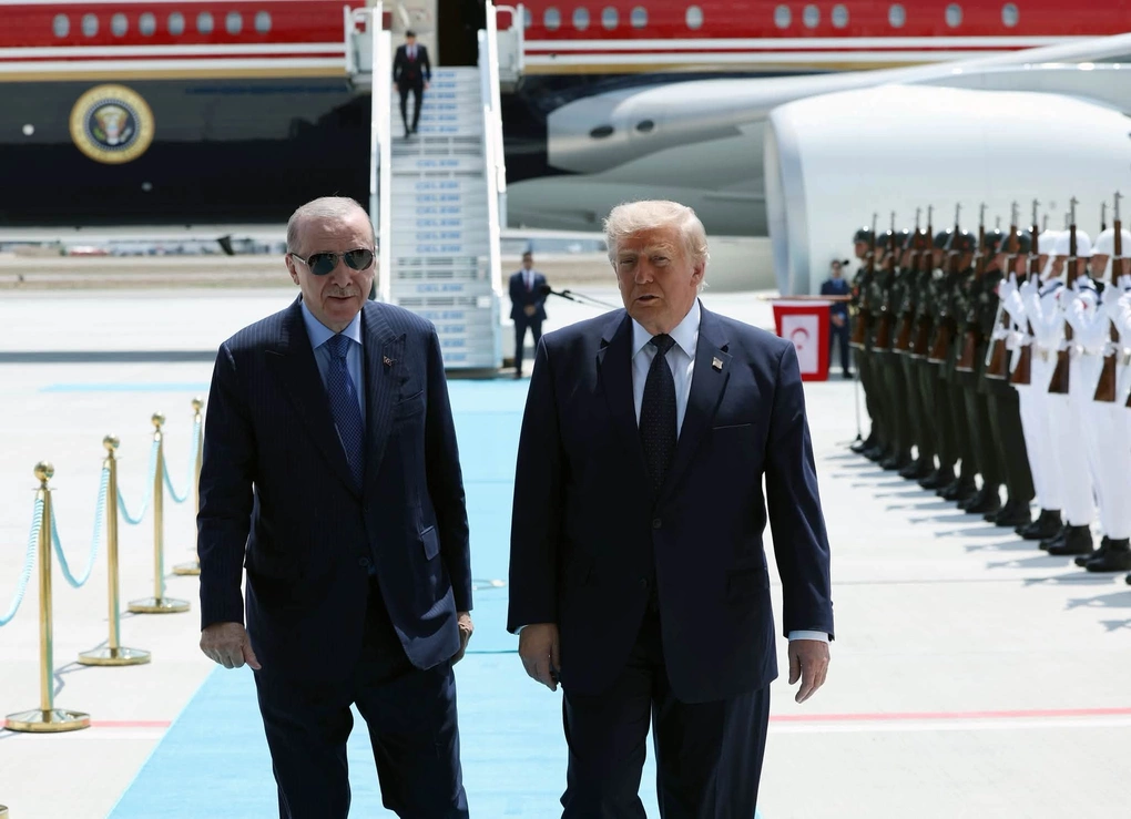 Tổng thống Thổ Nhĩ Kỳ Recep Tayyip Erdogan (trái) đón tiếp Tổng thống Mỹ Donald Trump tại sân bay ở Ankara ngày 7/7. Ảnh: Phủ Tổng thống Thổ Nhĩ Kỳ