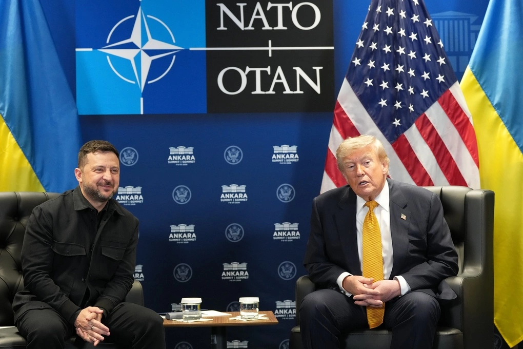 Tổng thống Ukraine Volodymyr Zelensky (trái) và Tổng thống Mỹ Donald Trump gặp mặt bên lề hội nghị thượng đỉnh NATO ở Ankara, Thổ Nhĩ Kỳ, ngày 8/7. Ảnh: AP