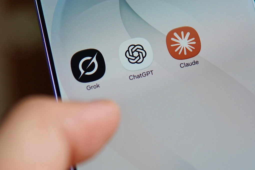 Logo of AI applications Grok and ChatGPT, Claude on the phone, March 2025. Photo: Luu Quy