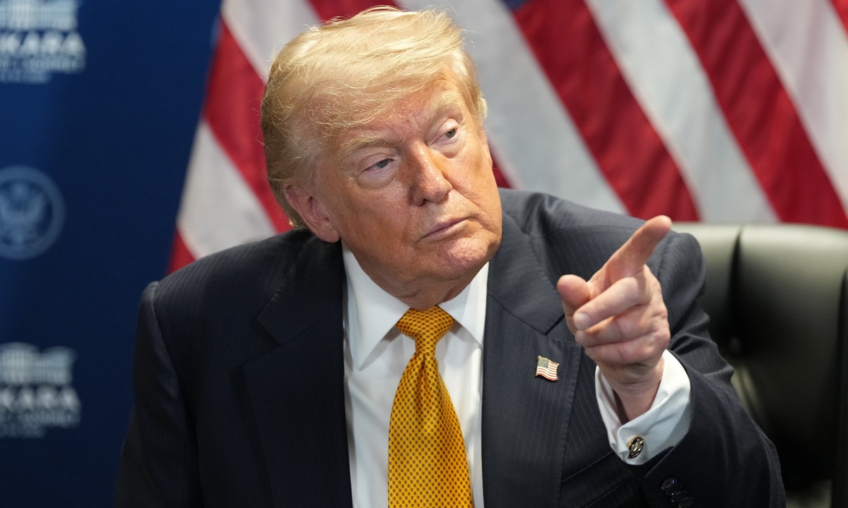 Chiến thuật 'vừa đấm vừa xoa' của ông Trump tại hội nghị NATO